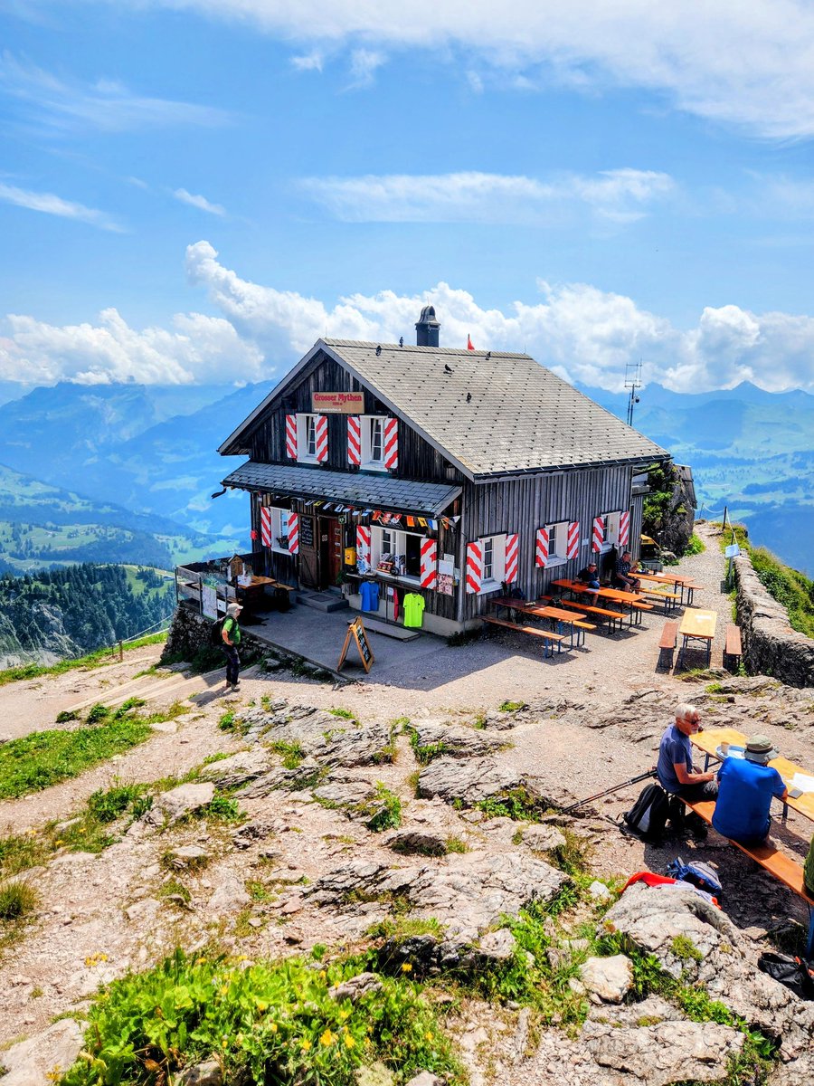 HikingSwitzerland tweet media