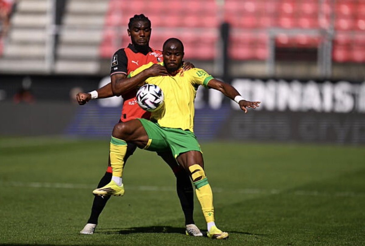 SystemFoot's tweet image. [#Ligue1🇫🇷] #Rennes gagne 2-1 face à #Nantes !

⚽️ #Lepaul (pen) 8’
⚽️ #Rongier 90’+2

⚽️ #Ganago 40’

#SRFCFCN