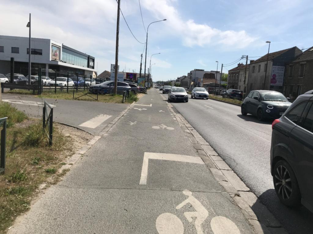 .#VigiloCPS "Aménagement mal conçu" le 25/04/26

La piste cyclable devrait être prioritaire.
la voie sécante à gauche a un stop. Les bandes blanches sur la piste cyclable sont injustifiées.

app.vigilo.city/?token=1C16C82…
Rue des Jardins <a href="/MairiedeBallain/">ballainvilliers</a>
#StephanieGueu <a href="/MobParisSaclay/">Mobilités - Paris-Saclay</a>