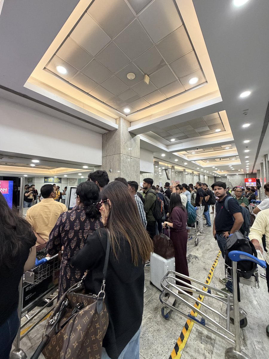 DGodha28's tweet photo. @CSMIA_Official terminal 1 wyd 😭 three flights on a single belt while the rest are empty https://t.co/nPrp6HNsl9