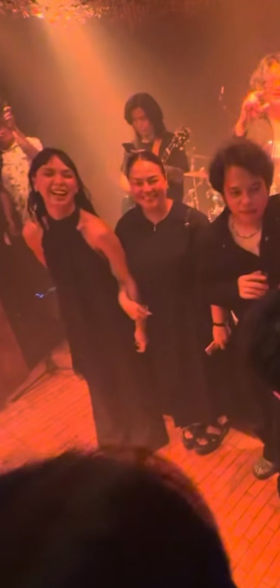 kaiiisophia's tweet image. the way momshie karla pulls kaila in ahhh that’s her daughter 🙂‍↕️🧡