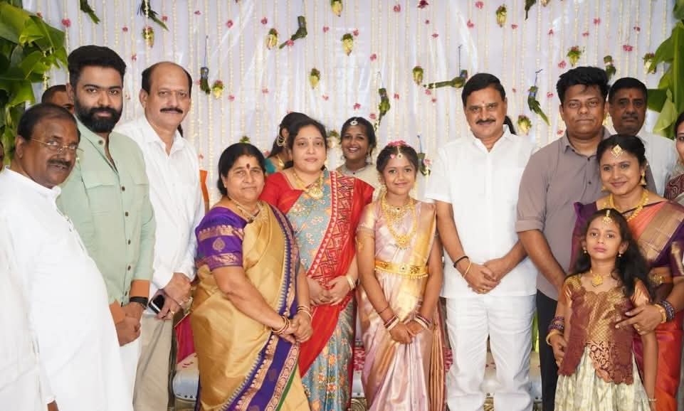 bjprajaap's tweet photo. నేటి ఉదయం రాజమహేంద్రవరం'లో @BJP4Andhra' మాజీ అధ్యక్షులు, శాసనమండలి సభ్యులు, ఆత్మీయ సోదరులు శ్రీ @somuveerraju గారి మనమరాలు...
 చి.శ్రీ చింతల నవీన్ - శ్రీమతి కీర్తి దంపతుల జేష్ఠ కుమార్తె చి. ప్రణవి ఓణీల వేడుకలో పాల్గొన్నాను. కేంద్ర ఉక్కు, భారీ పరిశ్రమల శాఖ సహాయ మాత్యులు,ఆత్మీయ సోదరులు శ్రీ @BjpVarma గారు, శ్రీ సోము వీర్రాజు గారి (మా)కుటుంబ సభ్యులతో కలసి దిగిన చిత్రం !.