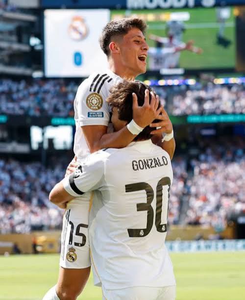 Fabrizo_km's tweet photo. "Vinicius Jr is not performing because he does not have a proper 9"
 
Vinicius Jr has played a total of 33 matches (538 minutes) alongside Gonzalo Garcia and has provided a total of 0 assists

Rodrygo has played a total of 28 matches (468 minutes) alongside Gonzalo Garcia and has provided a total of 3 assists

Stay with me now

Vinicius Jr has played a total of 35 matches (3439 minutes) alongside kylian mbappe and has provided a total of 5 assists 

Rodrygo has played a total of 28 matches (1920 minutes) alongside kylian mbappe and has provided a total of 5 assists 

Arda Guler has played a total of 32 matches (1850 minutes) alongside kylian mbappe and has provided a total of 14 assists 

Arda Guler has played a total of 23 matches (421 minutes) alongside Gonzalo Garcia and has provided a total of 3 assists 

Coincidence? I don't think so, the sooner eyes are opened the better

Halamadrid 🤍