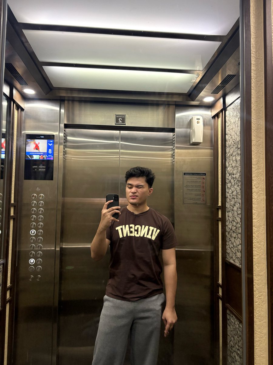 Johnsorryano's tweet photo. Me and my mirror selfies against the world. https://t.co/TdhLg8al6l