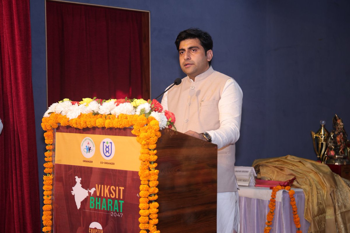 vineetvatstyagi's tweet photo. आज गाजियाबाद में “भारत एवं उसके वैज्ञानिक वैभव की गौरवगाथा – चैप्टर 2” कार्यक्रम का आयोजन किया गया। इस आयोजन में मुख्य अतिथि के रूप में भाजपा राष्ट्रीय महामंत्री श्री @tarunchughbjp जी, क्षेत्रीय अध्यक्ष श्री @Satendraupbjp जी, उत्तर प्रदेश सरकार में मंत्री श्री @sunilsharmamla जी, महानगर अध्यक्ष श्री @mayankgoelbjp जी, पूर्व राज्यसभा सांसद श्री @AnilagrwalMPBJP जी एवं विधायक श्री @AjitpalTyagiBJP जी सहित अनेक जनप्रतिनिधियों की गरिमामयी उपस्थिति रही।

कार्यक्रम में देशभर के विभिन्न राज्यों से आए प्रतिभाशाली विद्यार्थियों ने बढ़-चढ़कर भाग लिया। सभी बच्चों में विज्ञान के प्रति उत्साह, जिज्ञासा और नवाचार की भावना स्पष्ट रूप से दिखाई दी, जो भारत के उज्ज्वल भविष्य का संकेत है।

माननीय प्रधानमंत्री श्री @narendramodi जी के नेतृत्व में “विकसित भारत” के संकल्प के साथ विज्ञान और तकनीक के क्षेत्र में देश तेजी से आगे बढ़ रहा है। ऐसे आयोजन नई पीढ़ी को प्रेरित करते हैं और उन्हें देश के वैज्ञानिक विकास में योगदान देने के लिए प्रोत्साहित करते हैं।

यह कार्यक्रम भारत की वैज्ञानिक परंपरा, आधुनिक उपलब्धियों और भविष्य की संभावनाओं का एक सशक्त संगम रहा, जिसने हर सहभागी को नई ऊर्जा और दिशा प्रदान की।

#Ghaziabad #ViksitBharat #ScienceIndia #NewIndia #Innovation #YuvaShakti #BJP #NarendraModi