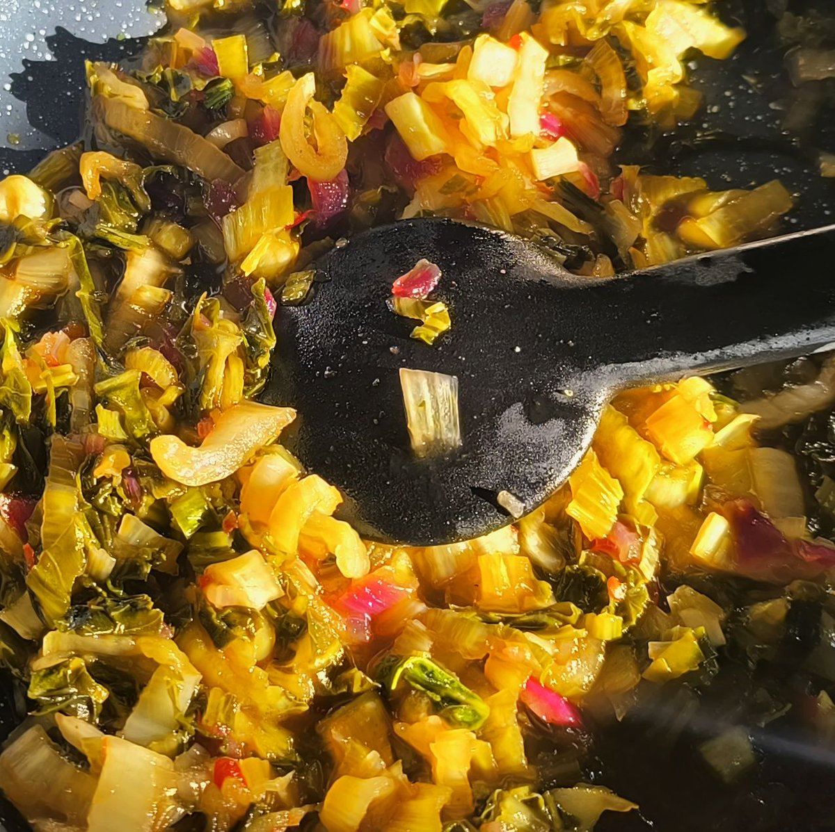 MikeKocht's tweet photo. #Lachs knusprig auf der Haut gebraten wieder einmal #asiatisch.
Besonderes Aroma durch #Sriracha (von der Tochter selbst fermentiert!!!)
Dazu noch scharfe #Hirse und süß-sauer-scharfer #PakChoi

https://t.co/M2T0fAP4XO https://t.co/X27ktHyexO