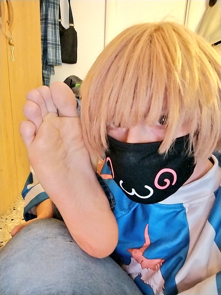 Can you love a boy whose foot is bigger than his face?~ 👣💕 

*If you love my feet, pls Support me on my kofi for more feet project* 💞
ko-fi.com/max_samjaza

#feetِ #gay #gayfeet #boy #boyfeet #twink #malefeet #soles #paws #barefoot #twinkfoot