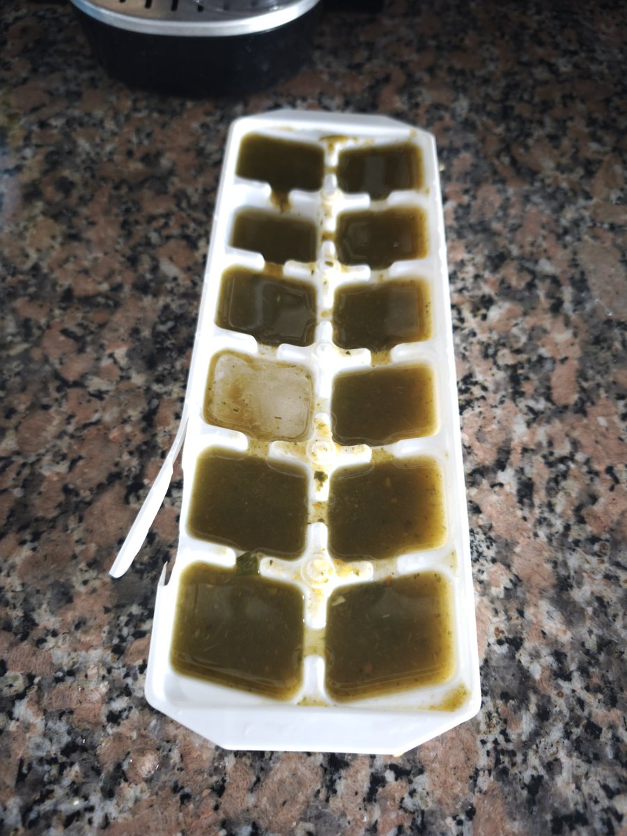 Nahuluce's tweet photo. Es normal hacer cubitos con lo que sobró de sopa para que queden...ponele.. calditos?
O es como ponerle agua al plusbelle de manzana? https://t.co/nGya9HTixr