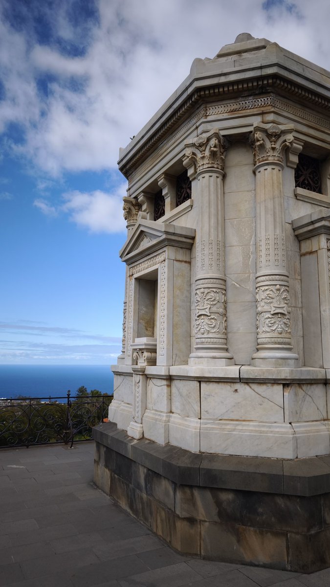 martin_javier's tweet photo. ¡Un balcón al Atlántico lleno de secretos!
​Explora los Jardines Victoria en La Orotava: un laberinto de terrazas, fuentes y flores que culmina en el misterioso mausoleo de mármol blanco. Simbolismo masónico y las mejores vistas de Tenerife en un solo lugar.
​#LaOrotava #Tenerife https://t.co/80o26ZKWwh
