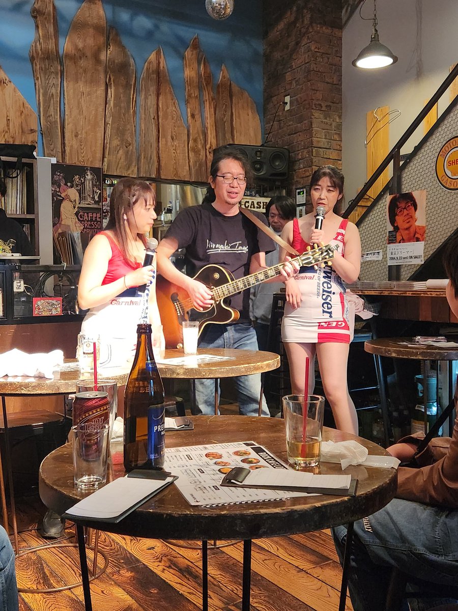 ラストの辺りの谷さんと平成バブルのコラボのシーンだが、谷さん、平成バブルのおっしゃるように何でもすぐに演奏できるところに感銘を受けた。なかなかすごい方だな。#谷洋幸 #平成バブル