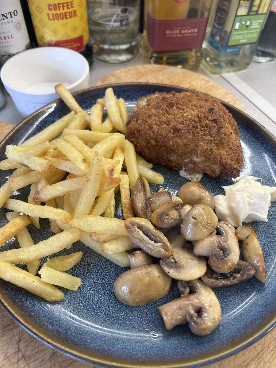 NickKeep_NKA's tweet image. Home made Chicken Kiev with a wild garlic pesto, garlic mushrooms and French fries. Dirty Sunday Dinner.
Washed down with a cheeky bottle of Fortnum’s Chablis Premier Cru Butteaux the last of the Christmas stock!
@girl_merc @wass74 
#SundayDinner #SundayEvening #Tasty