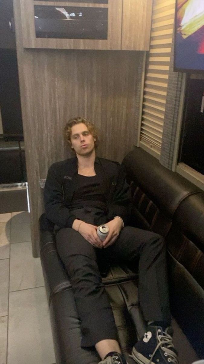 patiently waiting for „star cards from budapest⭐“ post