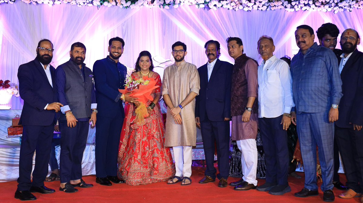 AUThackeray's tweet photo. श्री. सिद्धिविनायक मंदिर न्यासचे माजी विश्वस्त श्री. मोहन म्हामुणकर जी ह्यांची कन्या चि. सौ. कां. साईली व चि. प्रसाद ह्यांच्या विवाह स्वागत समारंभास उपस्थित राहून शुभेच्छा दिल्या. https://t.co/CxQAk3aWkC