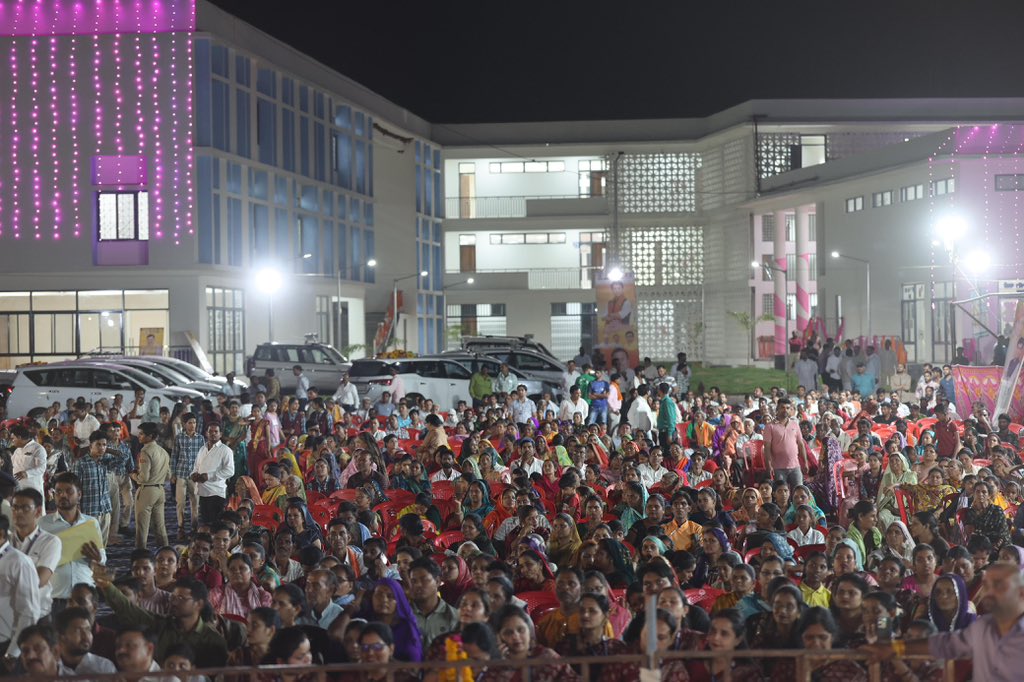 आज का दिन शिवपुरी के विकास और हमारे बच्चों के उज्ज्वल भविष्य को समर्पित एक ऐतिहासिक दिन रहा। लगभग ₹80 करोड़ की विभिन्न विकास परियोजनाओं के लोकार्पण एवं भूमिपूजन कर अपार संतोष और प्रसन्नता की अनुभूति हुई।

लगभग ₹42.5 करोड़ की लागत से निर्मित  आधुनिक अवसंरचना, डिजिटल कक्षाओं और