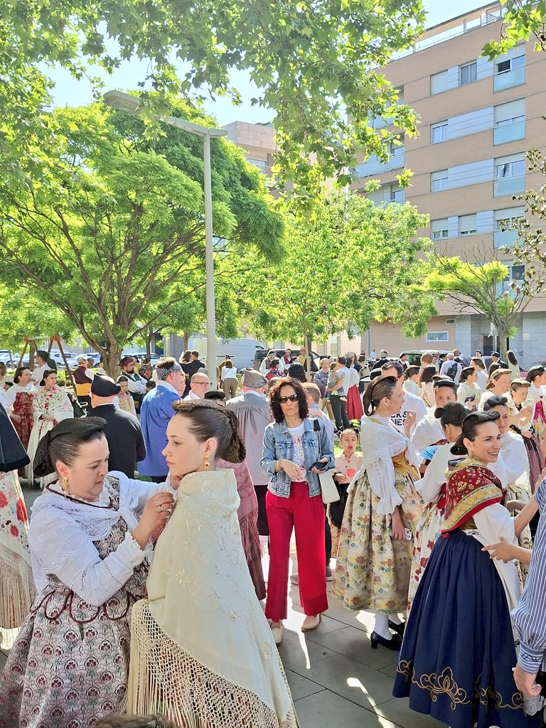En #Fraga (Huesca) en la Fiesta de la #Faldeta, Fiesta de Interés Turístico Nacional.
Representando la boda fragatina, con sus preciosos trajes tradicionales, mantones, peinados y recogidos. Las tradiciones, raíces culturales e identidad de una tierra y de sus gentes.💚
Un día de