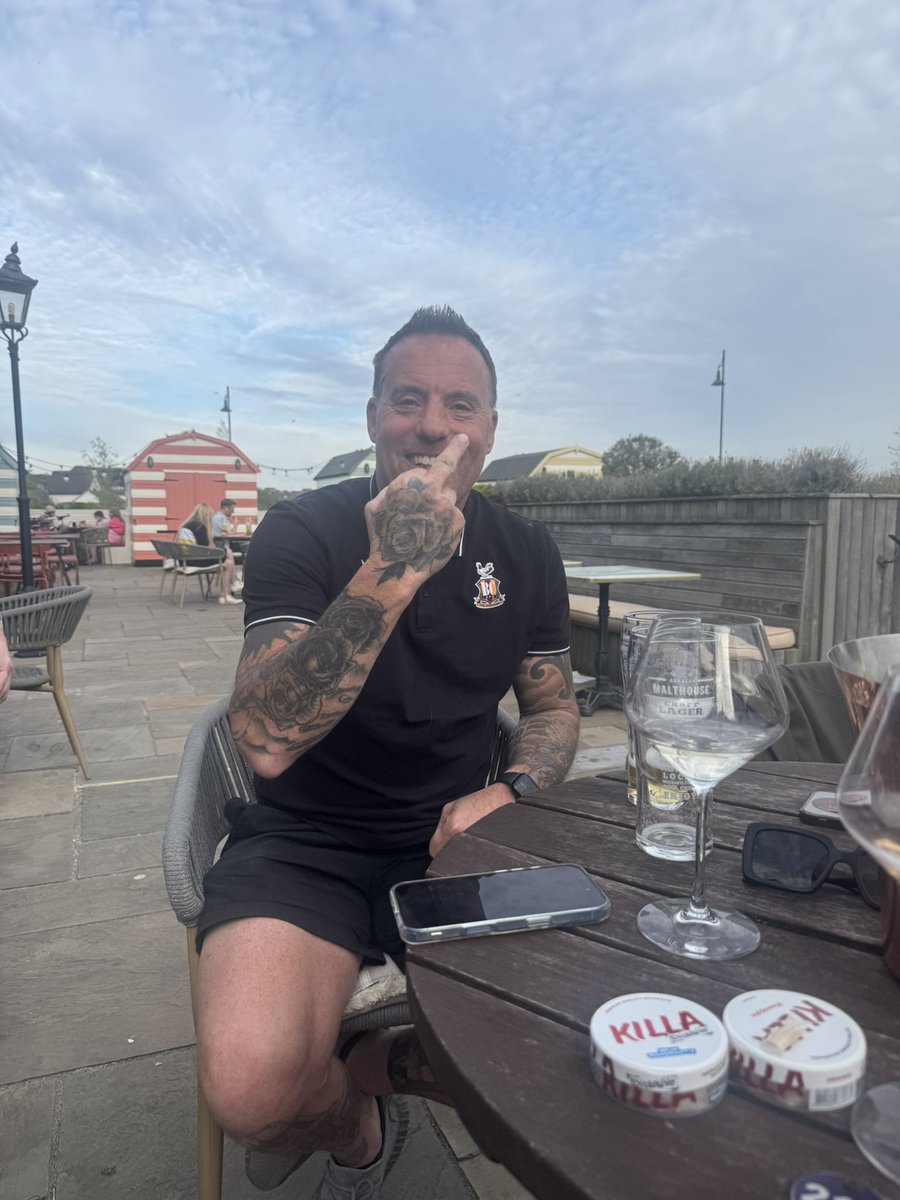 caxxox's tweet photo. @officialbantams @PethBassSols This guy doesn’t smoke or vape, is his a loser? https://t.co/Yk0W5rwRE7