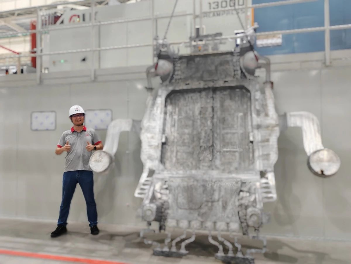 lucagrecoita's tweet photo. I'll post about it when the full pictue is more clear, but this is insane

One 🇨🇳 Chinese OEM wanted to install a 16,000 ton die casting machine with double injection system

The goal was to make a full underbody gigacasting

Just as Tesla dreamed of at the very beginning

@teardowntitan Sandy Munro even said it would have a cost penalty compared to Tesla's front + rear casting

Now they entered in mass production with a rear underbody Gigacasting on a 5,000 ton machine!

Less clamping force than Tesla...

Less is better

In the picture you see the world's largest HPDC components ever made
