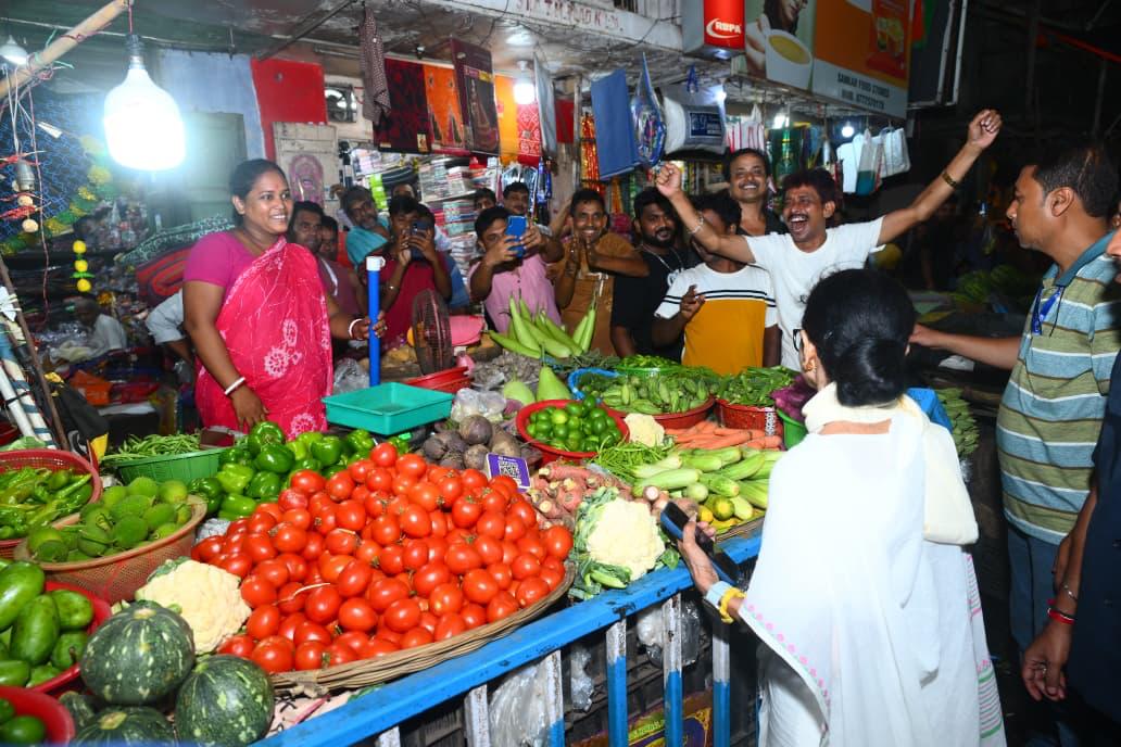 timesofindia's tweet image. #InPics | West Bengal Chief Minister Mamata Banerjee engaged with local vegetable sellers during a visit to a Kolkata market, connecting with grassroots communities ahead of the 2026 Assembly elections

#MamataBanerjee #Kolkata #WestBengalElections #Election2026