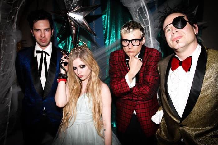 aboutavrilla_'s tweet image. #facts 
Unas cuantas fotos del behind the scenes de Here's to Never Growing Up. ❤❤

#AvrilLavigne #HeresToNeverGrowingUp