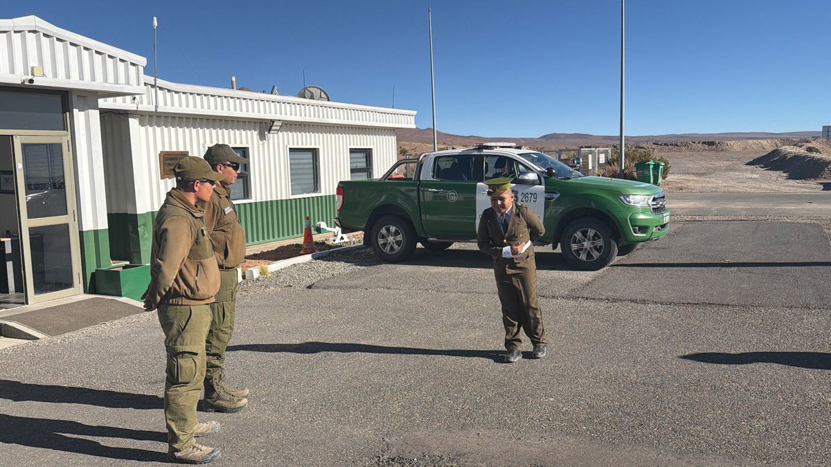 CarabTarapaca's tweet photo. #Ujina​👮‍♂️ Recibimos un regalo muy especial: la visita de un niño que, con mucha personalidad, recitó un poema para los Carabineros de la frontera. 🏔️✨
 Gestos como este nos motivan a redoblar nuestro compromiso con la seguridad de Chile. 🇨🇱🙌
​#CarabinerosDeTodos #Ujina https://t.co/CRkIqWHwgl