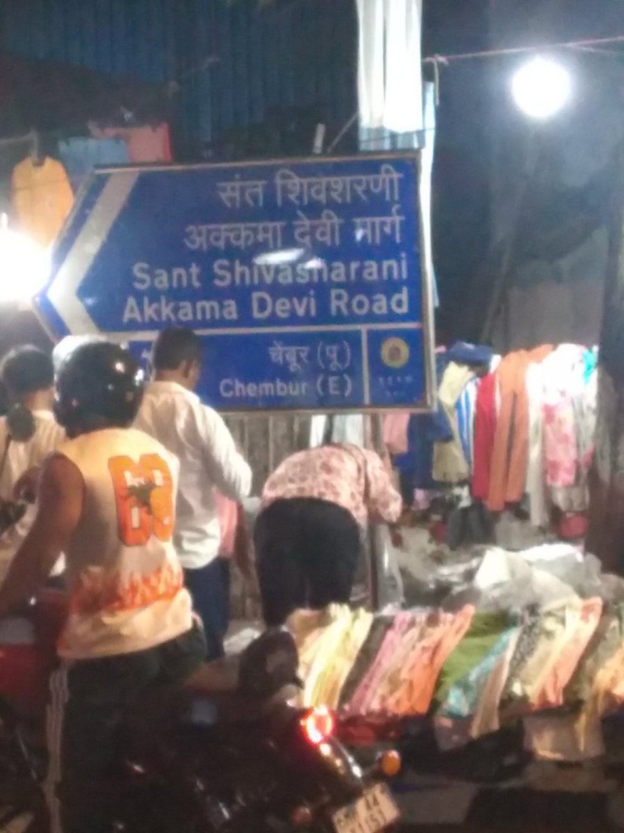 vsesh2001's tweet photo. @AshwiniBhide time 730 pm place Chembur on Sunday 26th april road leading to General education school and BMC office footpath taken over by hawkers.This has been happening for 3 years no stopping them free electricity when can we get our footpath back @CMOMaharashtra https://t.co/zQgZWeIGCy
