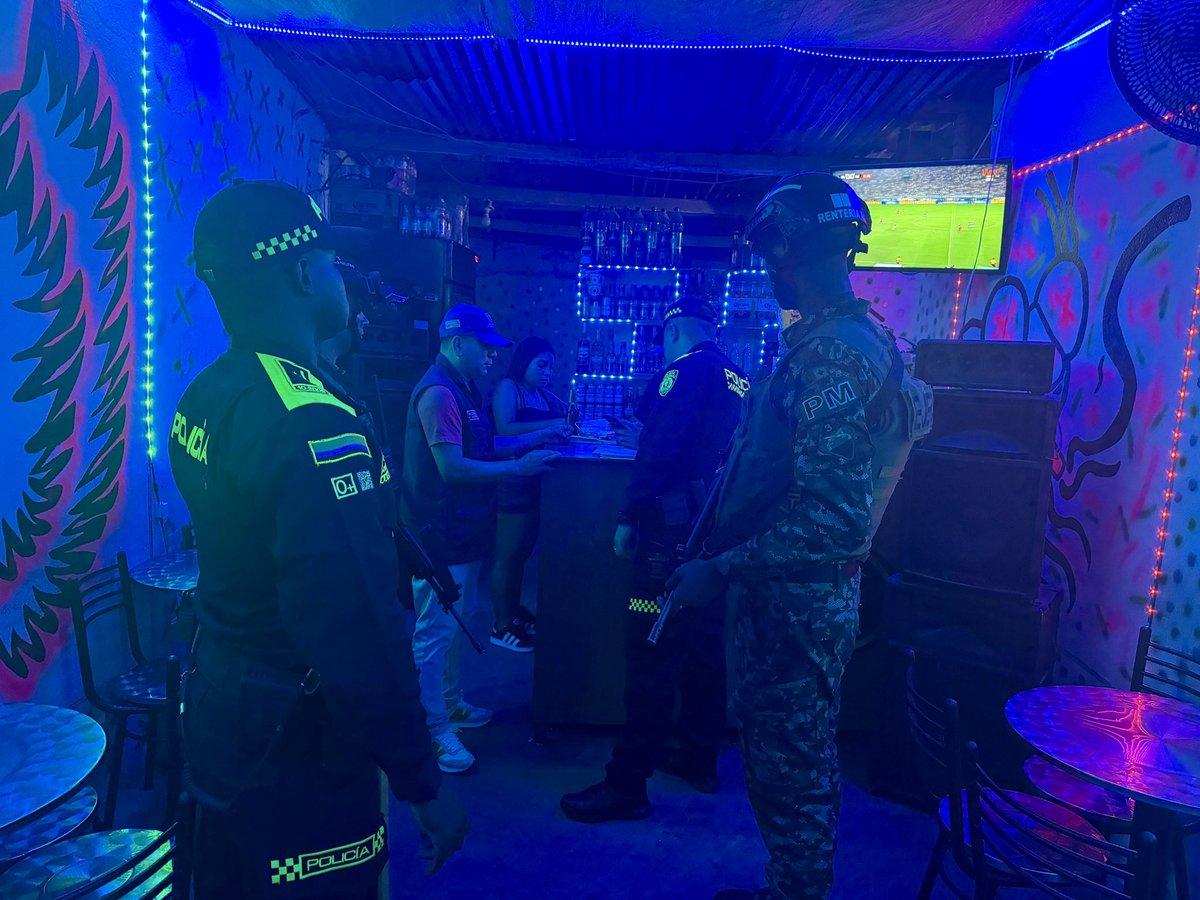 COL_EJERCITO's tweet image. #EsNoticia | En Santiago de #Cali, #ValleDelCauca, tropas de la #TerceraBrigada, de @Ejercito_Div3, de manera articulada con la @PoliciaCali y la @SeguridadCali, adelantan patrullajes mixtos, puestos de control y verificación de antecedentes para fortalecer la seguridad y