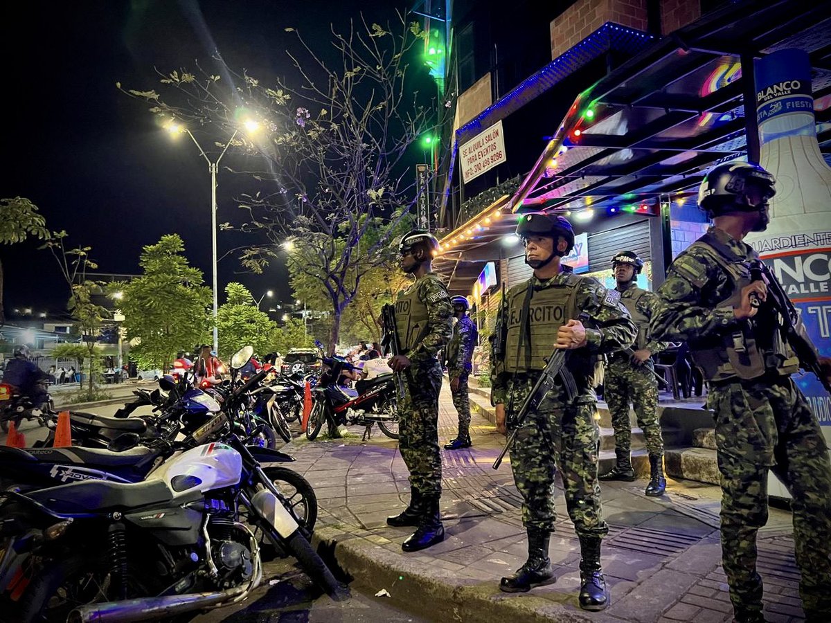 COL_EJERCITO's tweet image. #EsNoticia | En Santiago de #Cali, #ValleDelCauca, tropas de la #TerceraBrigada, de @Ejercito_Div3, de manera articulada con la @PoliciaCali y la @SeguridadCali, adelantan patrullajes mixtos, puestos de control y verificación de antecedentes para fortalecer la seguridad y