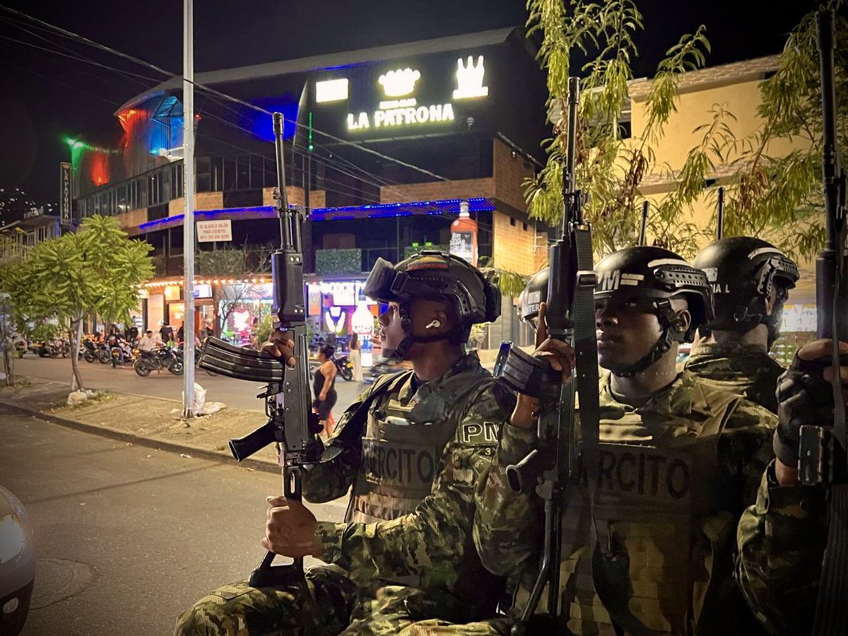 COL_EJERCITO's tweet image. #EsNoticia | En Santiago de #Cali, #ValleDelCauca, tropas de la #TerceraBrigada, de @Ejercito_Div3, de manera articulada con la @PoliciaCali y la @SeguridadCali, adelantan patrullajes mixtos, puestos de control y verificación de antecedentes para fortalecer la seguridad y