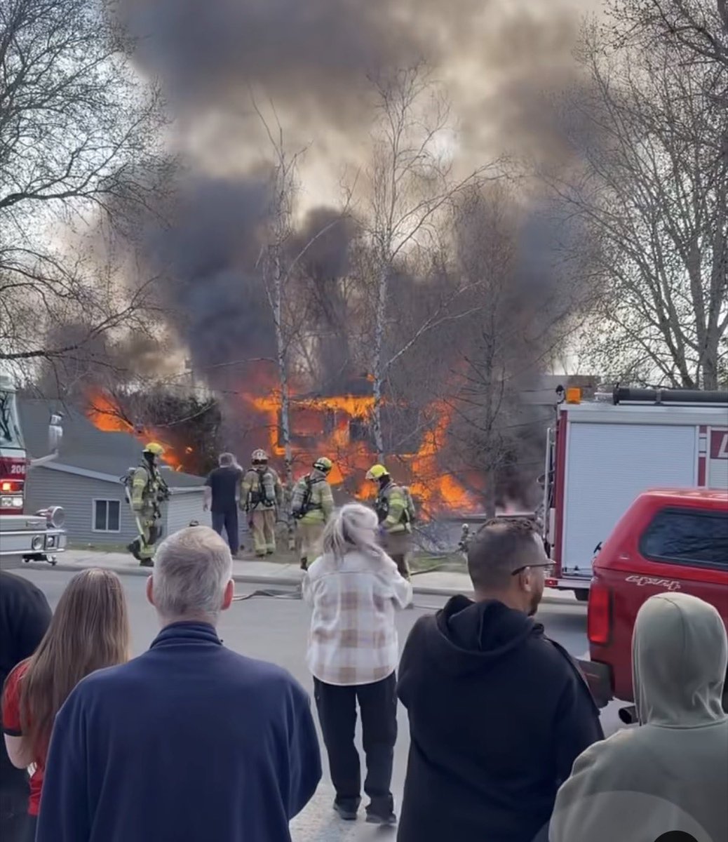25 AVRIL | 15:23 // Feu de bâtiment sur le Chemin du Bord-de-L’eau dans le secteur de Sainte-Dorothée. Bâtiment résidentiel. Flammes apparentes à l’ensemble du bâtiment. 

Le Code était 10-09, secours engagé à plein, aggravation possible.