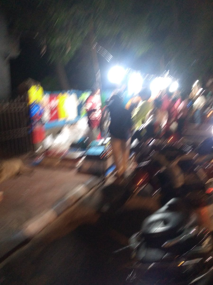 vsesh2001's tweet photo. @AshwiniBhide time 730 pm place Chembur on Sunday 26th april road leading to General education school and BMC office footpath taken over by hawkers.This has been happening for 3 years no stopping them free electricity when can we get our footpath back @CMOMaharashtra https://t.co/zQgZWeIGCy