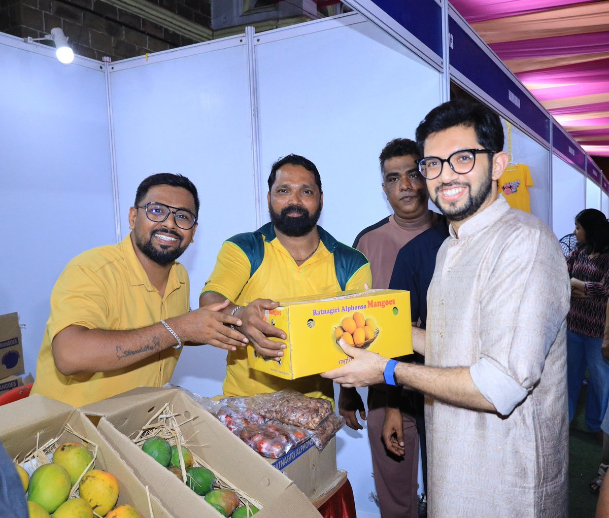 AUThackeray's tweet photo. युवा व्हिजनचे अध्यक्ष व युवासेना उपसचिव प्रथमेश सकपाळ ह्यांच्या पुढाकारातून गिरगाव चौपाटी येथे आयोजित ‘मँगो फेस्टिव्हल २०२६’ला उपस्थित राहिलो.

ह्या प्रसंगी विविध स्टॉलना भेट देत सहभागी लघुउद्योजकांशी संवाद साधला आणि त्यांच्या उपक्रमांना मनःपूर्वक शुभेच्छा दिल्या. https://t.co/5uKPMu2Lhn