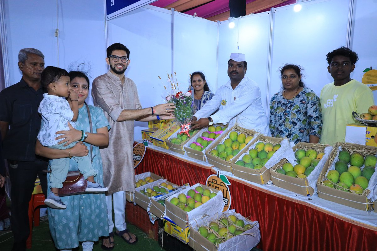 AUThackeray's tweet photo. युवा व्हिजनचे अध्यक्ष व युवासेना उपसचिव प्रथमेश सकपाळ ह्यांच्या पुढाकारातून गिरगाव चौपाटी येथे आयोजित ‘मँगो फेस्टिव्हल २०२६’ला उपस्थित राहिलो.

ह्या प्रसंगी विविध स्टॉलना भेट देत सहभागी लघुउद्योजकांशी संवाद साधला आणि त्यांच्या उपक्रमांना मनःपूर्वक शुभेच्छा दिल्या. https://t.co/5uKPMu2Lhn
