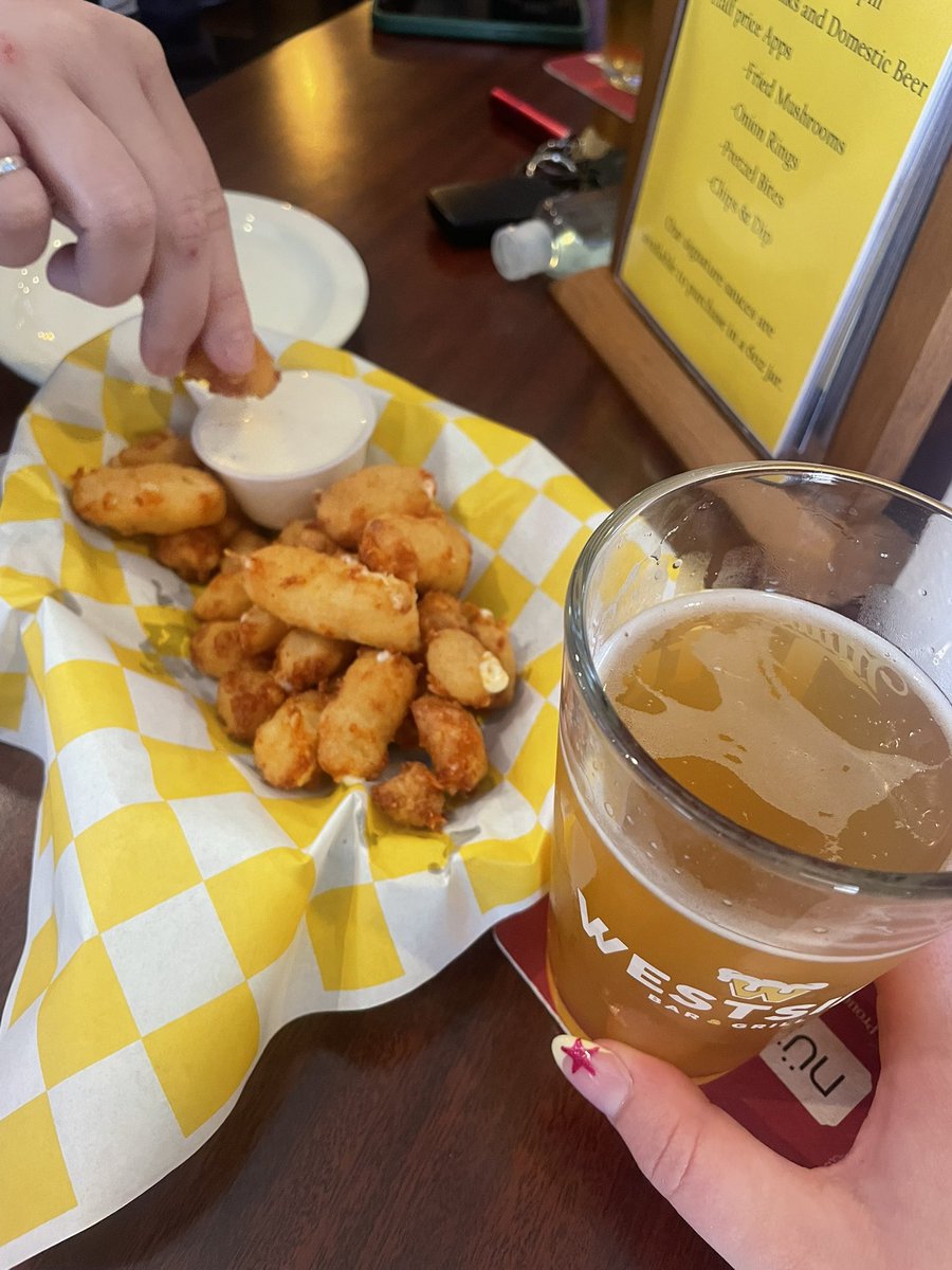 _femmekait's tweet photo. what u know about ellsworth white cheddar curds and a spotted cow https://t.co/xheurRy3w6