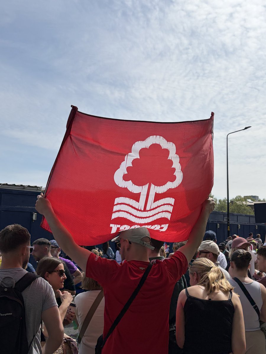 DizzyHarvey's tweet image. Good to see some @NFFC fans at the @LondonMarathon today and have a quick chat about the current situation! Def the best flag of the day! #coyr ❤️