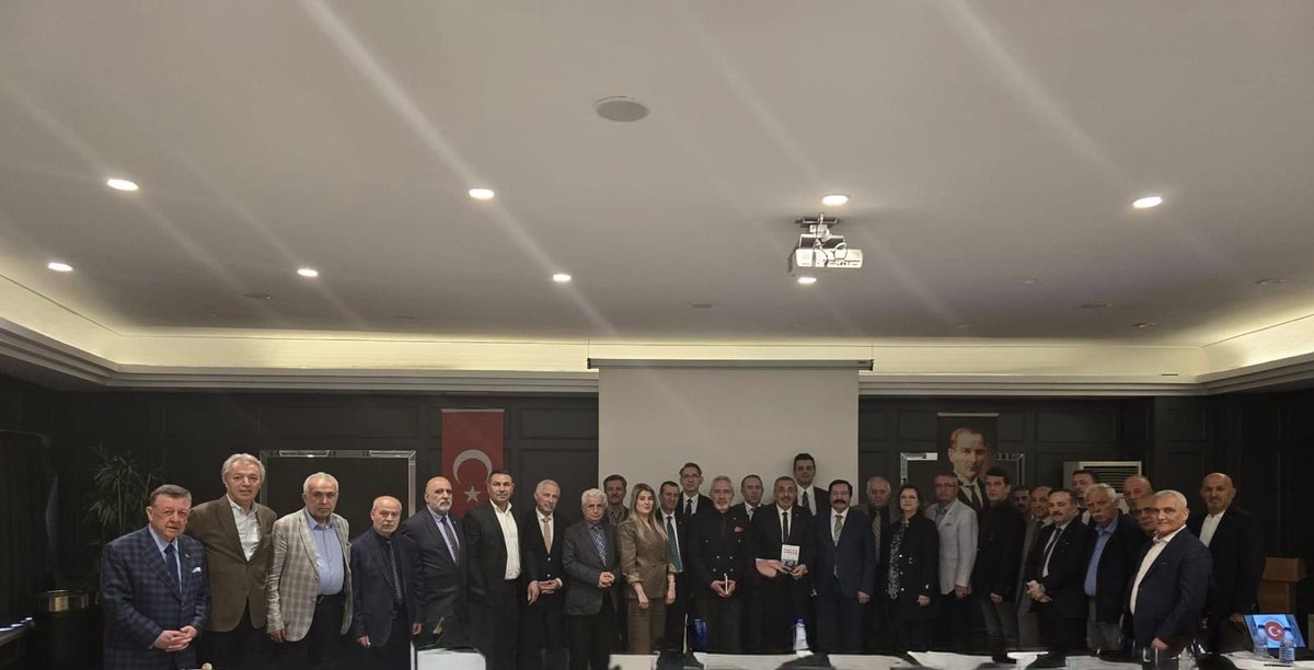 DostMeclisi006's tweet photo. Dost Meclisi Platformu tarafından düzenlenen
“Uyuşturucu ile Mücadele: Farkındalık ve Çözüm Yolları” konulu program,
yoğun katılım ve yüksek teveccüh ile  icra edilmiştir.

Toplum sağlığını ve özellikle genç nesilleri tehdit eden uyuşturucu ile mücadele kapsamında;
farkındalık oluşturulması, çözüm odaklı yaklaşımların ele alınması ve kurumlar arası iş birliğinin güçlendirilmesi adına önemli kazanımlar elde edilmiştir.

Programımıza teşrif ederek katkı sunan tüm katılımcılarımıza,
değerli konuşmacımız İrfan BAYAR ve emeği geçen herkese teşekkür ederiz.

Dost Meclisi Platformu olarak;
toplumsal sorumluluk bilinciyle, milli ve manevi değerlerimiz doğrultusunda
bu alandaki çalışmalarımızı kararlılıkla sürdüreceğimizi kamuoyuna saygıyla arz ederiz.

Dost Meclisi Platformu

#DostMeclisiPlatformu
#UyuşturucuİleMücadele
#ToplumsalFarkındalık
#Kurumsal
#Kamuoyu
#MilliDeğerler
#GençlikGeleceğimizdir
#UyuşturucuyaHayır
#BirlikteGüçlüyüz
@ErcanRizaAli @CevdettVURAL @dervis_vural @CemiilAkbulut @madilozk @fiksahin @Ebru170487 @SmmmUmitYildirm @avbugrahansahin @yukselmehmet078 @rfanKaya10 @cuvalogluberkay @avzumrutsavas @tansel06 @GelecekPartiTR @IttifakPartisi