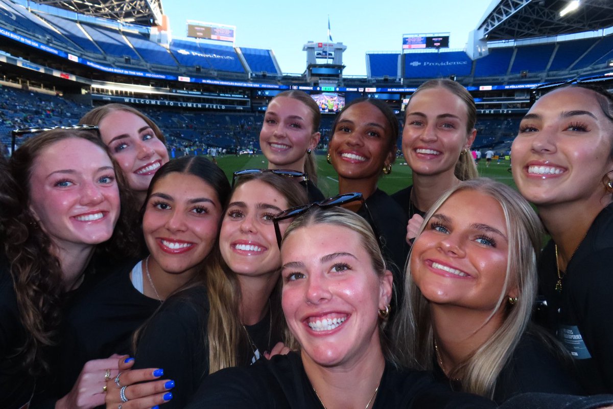 UW_WSoccer's tweet photo. Scarves up in Soccer City, USA!

Thank you for having us @SoundersFC!! 💚💙 https://t.co/ltz9DO5rnQ