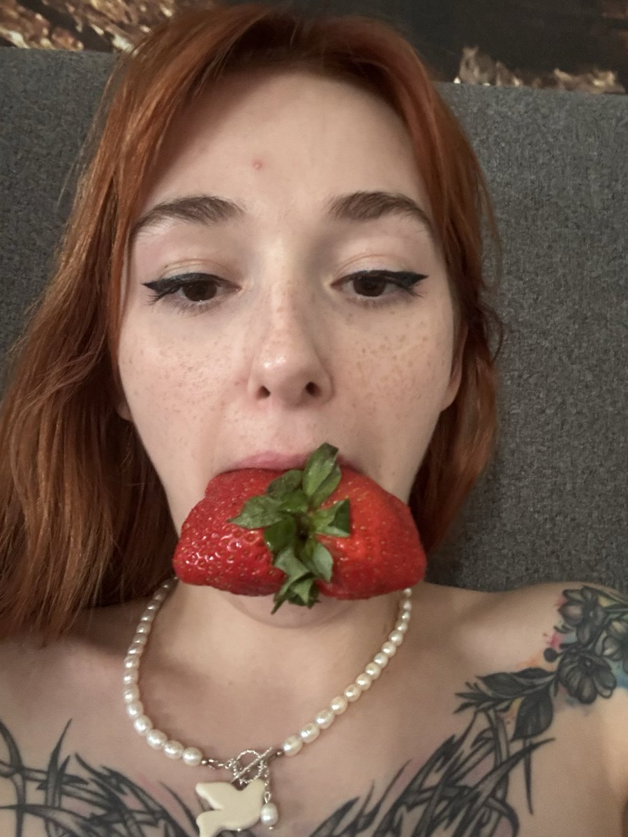AnnaPrince's tweet photo. Look at that big strawberry 🤣 https://t.co/KZ3BwM704B