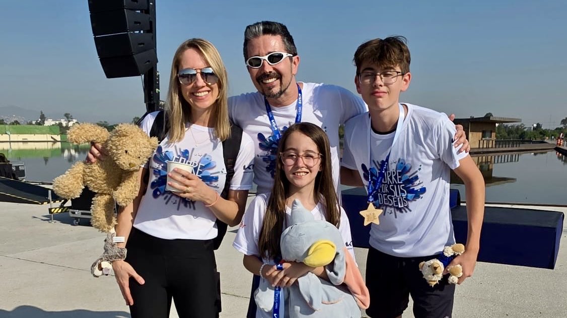 KiaMexico's tweet image. ¡Cruzamos la meta juntos! 🏃‍♀️🏃‍♂️✨ 

Sonrisas, emoción y un mismo propósito. 

¡Gracias por sumar kilómetros con @MakeAWishMx y #Kia en #CorrePorSusDeseos para hacerlos realidad! 💙🚗

#CorreConKiaPorSusDeseos #MakeAWish