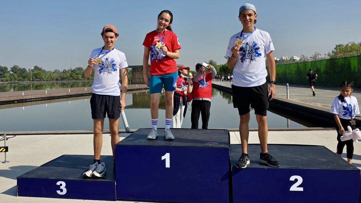 KiaMexico's tweet image. ¡Cruzamos la meta juntos! 🏃‍♀️🏃‍♂️✨ 

Sonrisas, emoción y un mismo propósito. 

¡Gracias por sumar kilómetros con @MakeAWishMx y #Kia en #CorrePorSusDeseos para hacerlos realidad! 💙🚗

#CorreConKiaPorSusDeseos #MakeAWish
