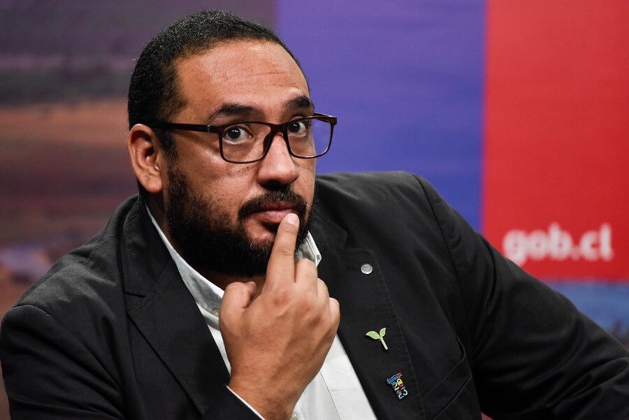 Él es Nicolás Cataldo: Su defensa de los $12.000 millones se desarma frente a la realidad de los colegios. Dice que el sobrepago era un seguro para "lugares remotos", pero lo que llegaba a los niños era una mugre: pan vacío y huevo  plástico. Jamás fiscalizó, hoy ofrece cátedras