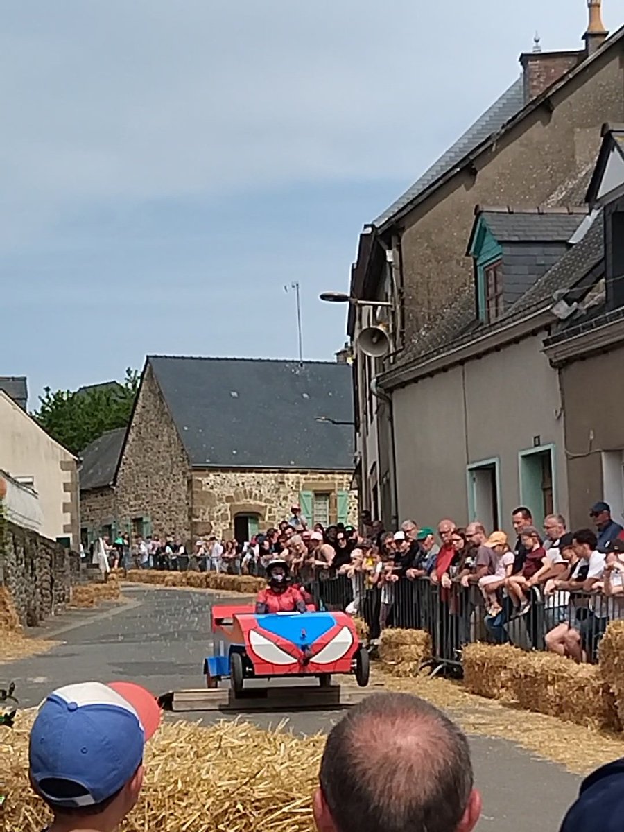 AlexandreMrd53's tweet photo. Après une première édition réussie, la course de caisses à savon a de nouveau animé #Montenay aujourd’hui, avec une belle affluence et une superbe ambiance ☀️🏁
Bravo au comité des fêtes, aux participants et aux #bénévoles pour cette belle journée populaire et conviviale 👏 https://t.co/l4cfFs2QNK
