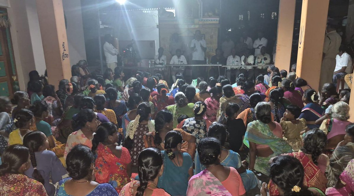SPchittoor's tweet image. As part of the Dhairya Sparsha program, Kuppam Rural CI Sri Mallesh Yadav, along with SI Naresh of Rallabuduguru PS and staff, @APPOLICE100 #dhairyasparsha #roadsafety #childsafety #cybersafety