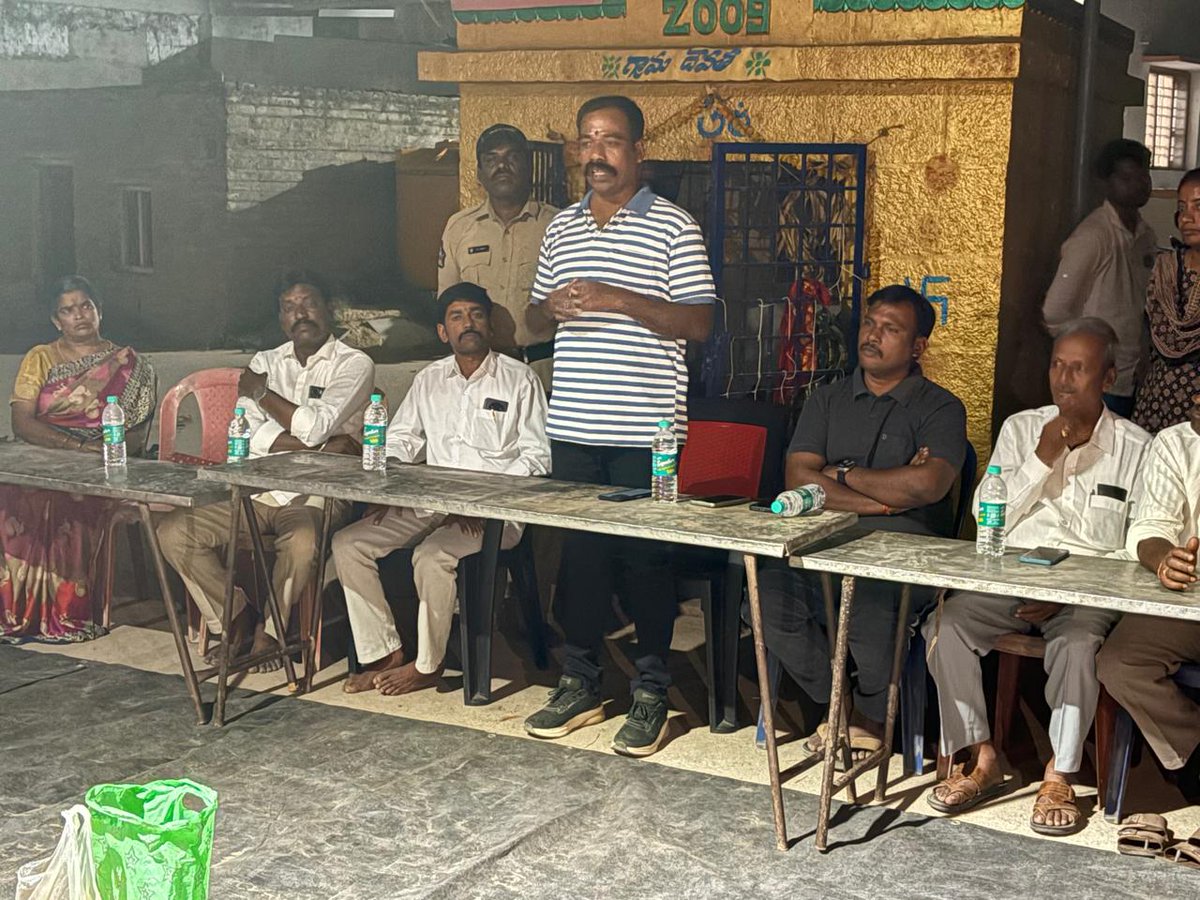 SPchittoor's tweet image. As part of the Dhairya Sparsha program, Kuppam Rural CI Sri Mallesh Yadav, along with SI Naresh of Rallabuduguru PS and staff, @APPOLICE100 #dhairyasparsha #roadsafety #childsafety #cybersafety