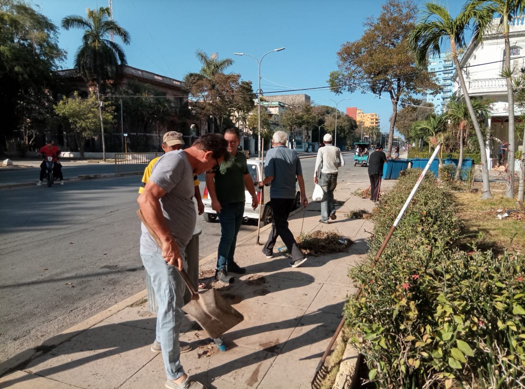 👷Trabajadores de la casa matriz de la Comercializadora Escambray  realizaron este domingo trabajo voluntario en los alrededores del centro en saludo al #1DeMayo.

<a href="/CubaMicons/">Ministerio de la Construcción</a> 
<a href="/CubaCubacons/">Grupo Empresarial Construcción y Montaje</a> 
<a href="/Smith_inf/">Smith</a>