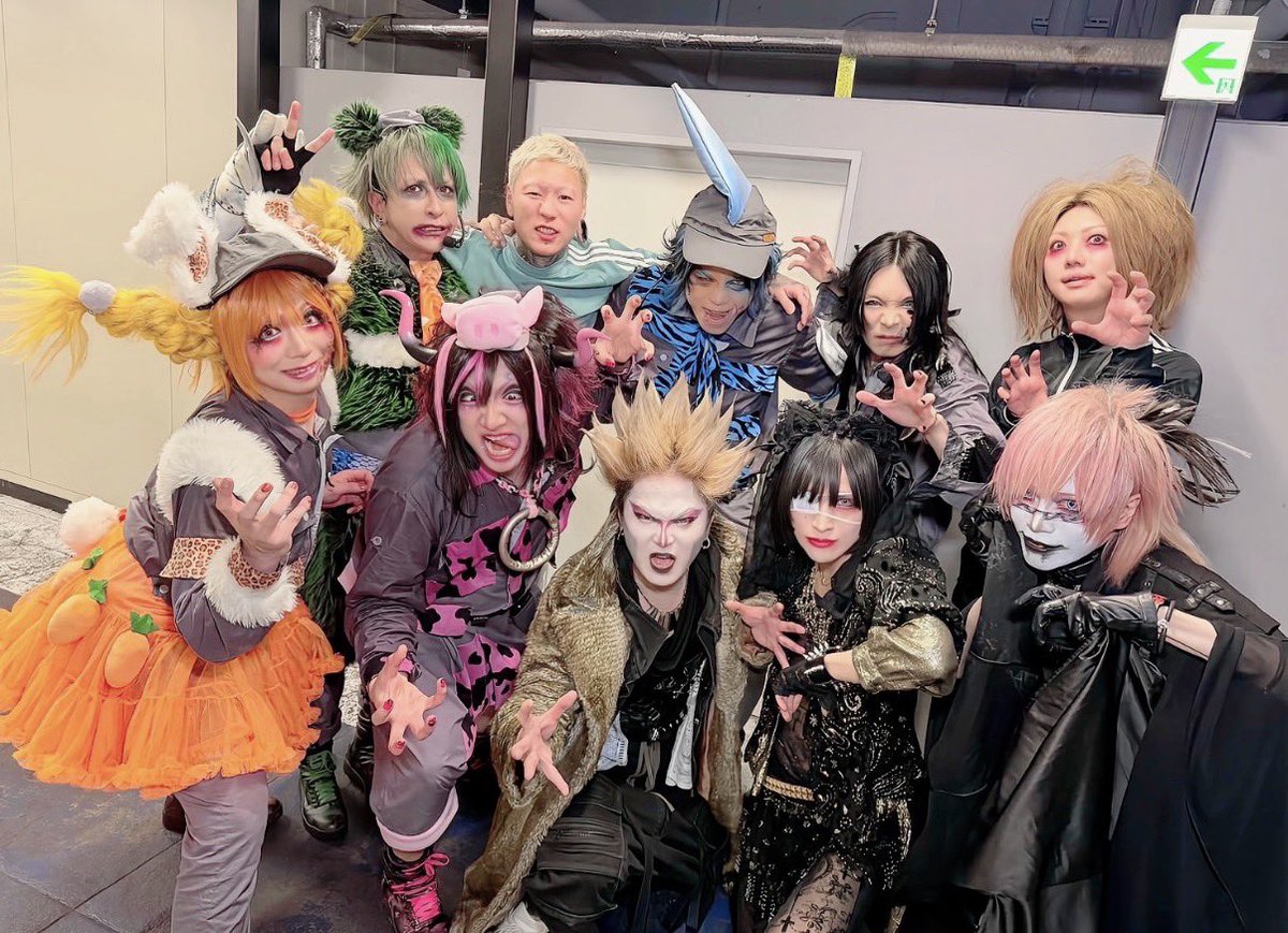 あの… この集合写真のど真ん中にいるファーコート閣下を俺だと思ってる