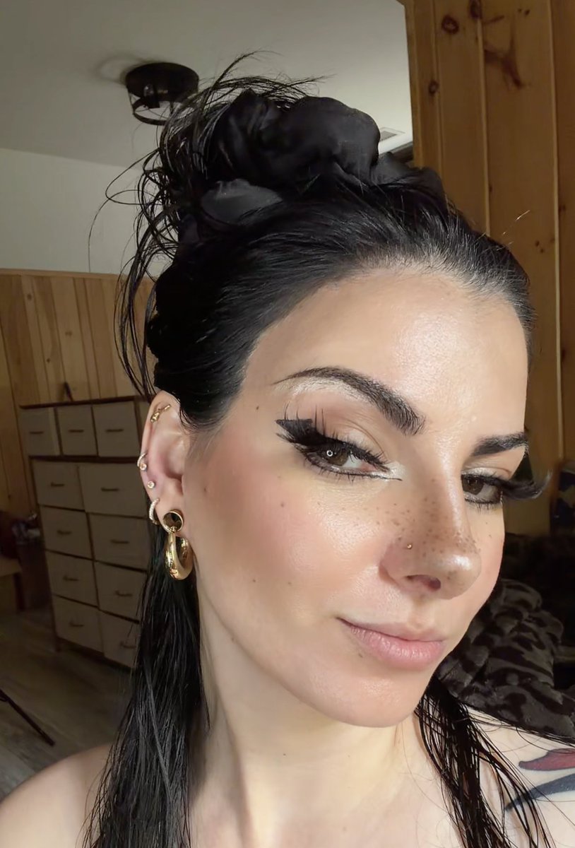 FarrahdeRossi's tweet photo. Impromptu 3 piercings last night! $120 with tip. Send to reimburse. 
What do you think? (the studs) https://t.co/b1DrJyTjXM