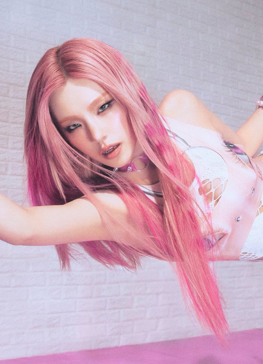 meio que ela nao vai poder escapar e essa exata peruca rosa vai ter que estar presente na era inteira, desde o mv ate os stages