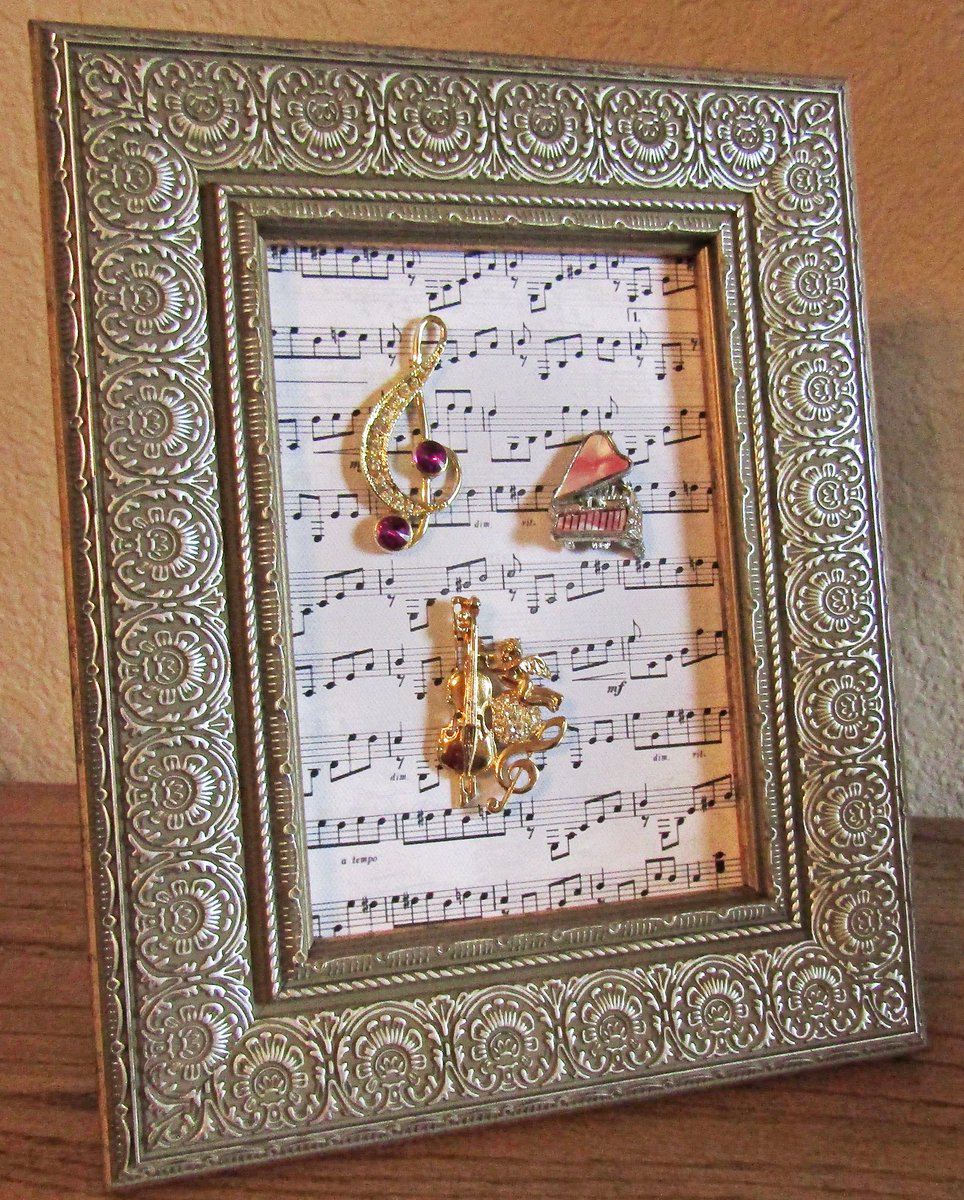 Carolyn40679267's tweet image. Framed Jewelry Art Music #1 #MusicLoverGift #OOAK #Handcrafted #FramedJewelryArt #Original #UniqueGift #Repurpose #VintageJewelry #Decor bartlettpairart.com/product/framed… via @jimmiesart