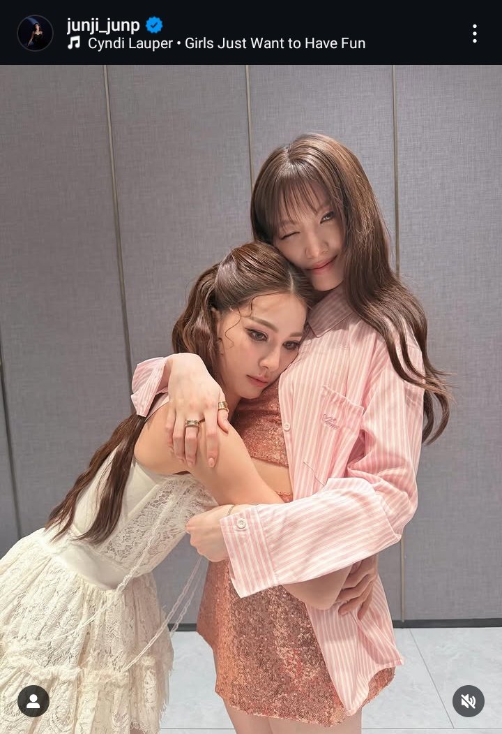 acaso la vieron llorar ayer junto a sus mejores amigos y contar las cosas por la que ha pasado y ahi estaban ellos,y para rematar dicen que Orm le dio energía y amor .. su estupidez las hace odiar a esta bella bebé que su fav adora con el alma... pinches estupidos tss ✌🏻