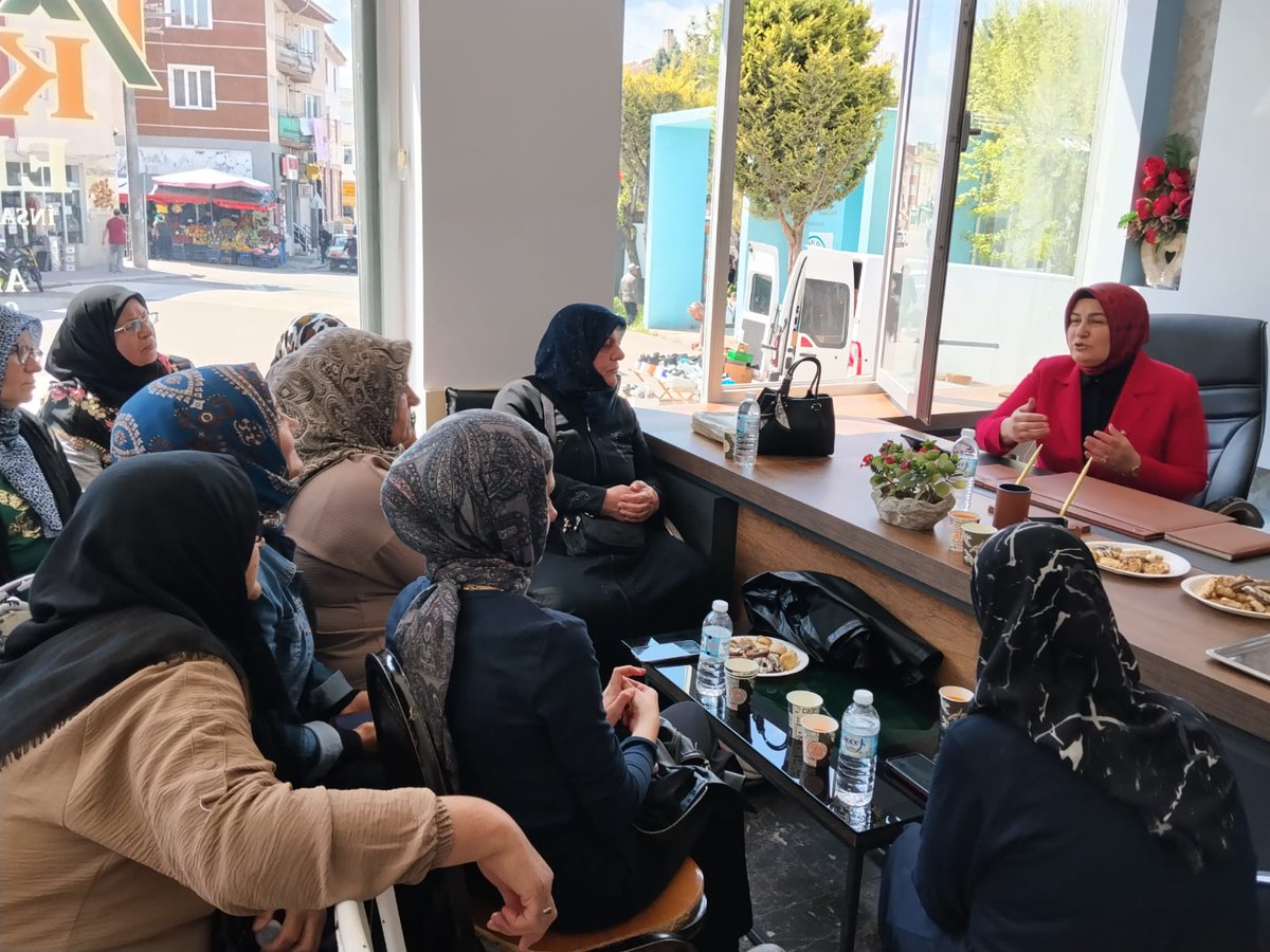 ferihaertorun26's tweet photo. 71 Evler Mahallemizde, güçlü ve fedakâr kadın teşkilatımızla bir araya gelerek istişare toplantımızı gerçekleştirdik.
Kadınlarımızın azmi, emeği ve gayretiyle yürüttüğümüz çalışmalarımızı değerlendirerek, önümüzdeki süreçte atacağımız adımları istişare ettik.
Birlik ve beraberlik içinde, kadınların gücüyle yolumuza kararlılıkla devam ediyoruz. 💪